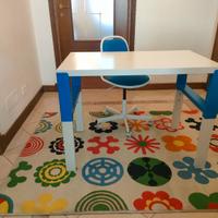 Arredamento cameretta: scrivania e tappeto