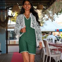 Completo verde elegante con giacca in pizzo bianco