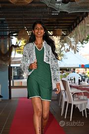 Completo verde elegante con giacca in pizzo bianco