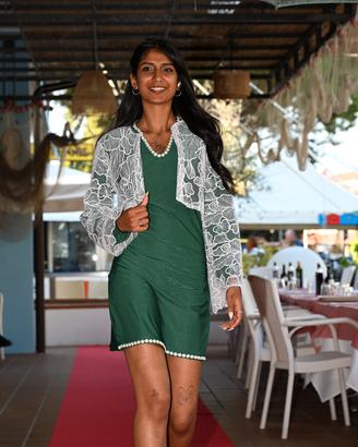 Completo verde elegante con giacca in pizzo bianco