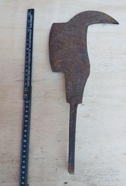 Roncola antica o pennato in ferro forgiato