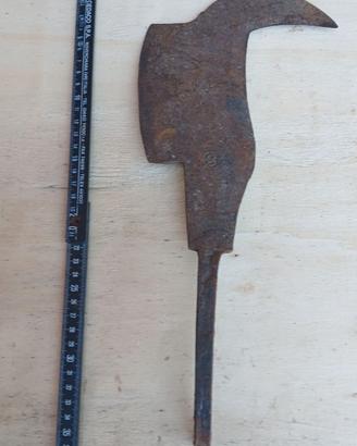 Roncola antica o pennato in ferro forgiato