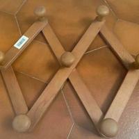 Appendiabiti estensibile in legno