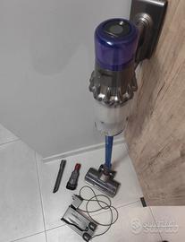 Aspirapolvere Dyson v11 con batteria a scatto