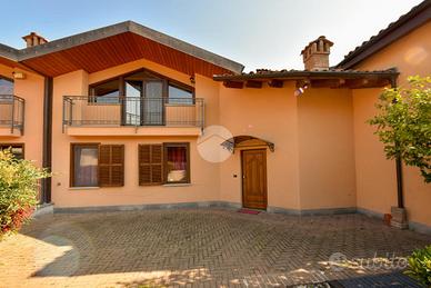 VILLA A SCHIERA A GIAVENO
