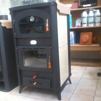 Termostufa con  forno. a legna. 24 kW