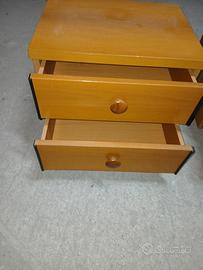 2 comodini in legno 