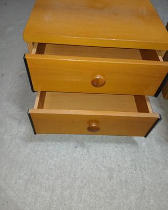 2 comodini in legno 