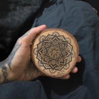 Decorazione in legno disegnato a mano con mandala