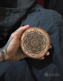 Decorazione in legno disegnato a mano con mandala