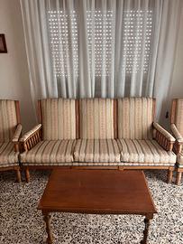 Divano, tavolino e poltrone