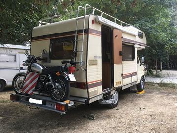 Camper vintage con portamoto omologato