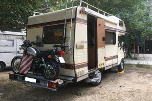Camper vintage con portamoto omologato