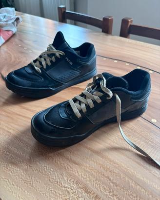 Scarpe SHIMANO AMS con attacchi SPD