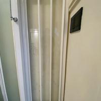 Porta scorrevole su misura per doccia piccola