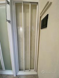 Porta scorrevole su misura per doccia piccola