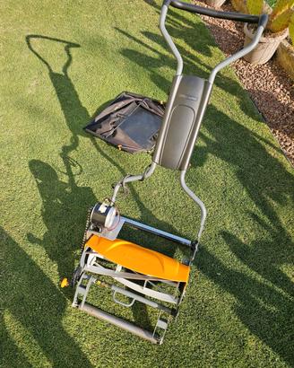 TAGLIAERBA ELICOIDALE A BATTERIA FISKARS