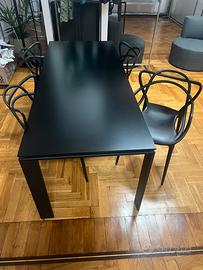 Tavolo con sedie Kartell