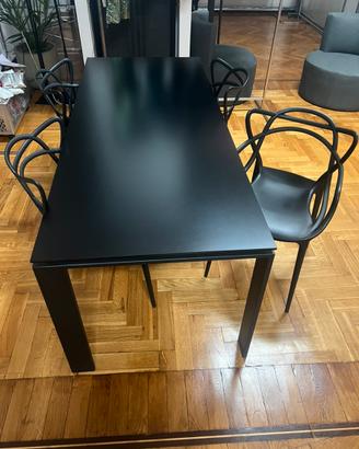 Design iconico Kartell – Set tavolo + sedie Master