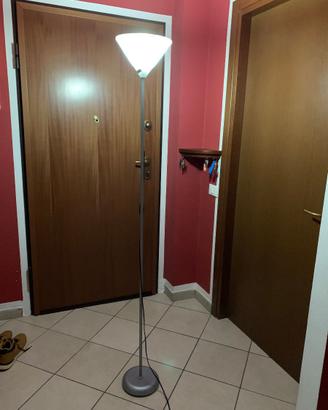 Lampada da terra (piantana) – Design minimalista
