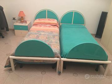 Coppia di lettini con reti e materassi ortopedici 