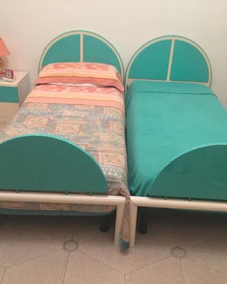 Coppia di lettini con reti e materassi ortopedici 