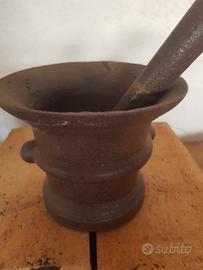 Mortaio in ghisa antico