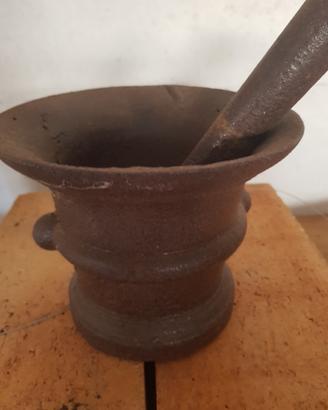Mortaio in ghisa antico