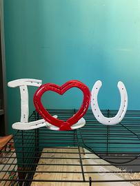 Scritta i love you con ferri di cavallo