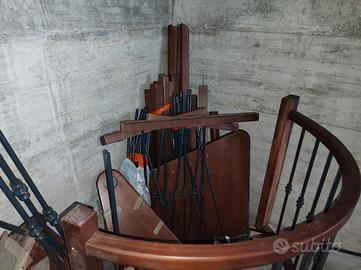 Scala a chiocciola in legno diametro 1.30mt circa