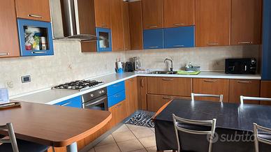 CUCINA e MOBILE TV CON VETRINETTA