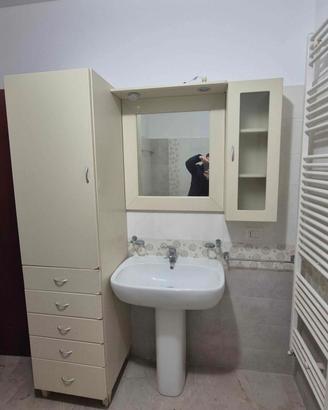 Bagno con specchio + lavabo + termoarredo