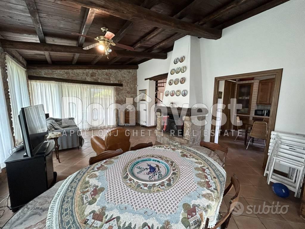 Rustico / Casale di 200 m² con più di 5 locali a C - Vista 3