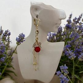 Orecchini pendenti rossi con foglie e perle, stile