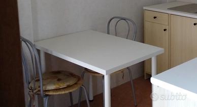 Tavolo bianco con 2 sedie metallo paglia