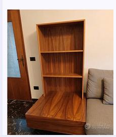 mobile in legno con base e mensole