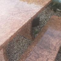 Tavolo in marmo rosso di Asiago