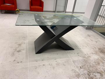 Tavolo con piano in vetro