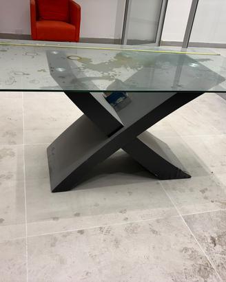 Tavolo con piano in vetro
