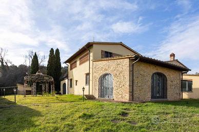 Rustico / Casale di 548 m² con più di 5 locali a M