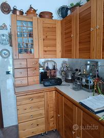 Cucina classica angolare  in legno con isola 