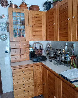 Cucina classica angolare  in legno con isola 