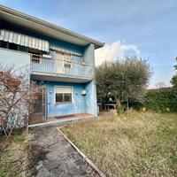 VILLASCHIERA TRICAMERE BISERVIZI CON GIARDINO