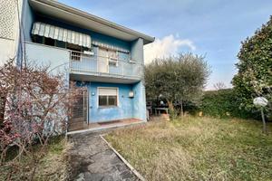 VILLASCHIERA TRICAMERE BISERVIZI CON GIARDINO