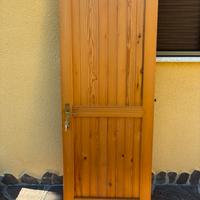 Porta legno marrone chiaro con serratura e chiavi