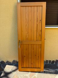 Porta legno marrone chiaro con serratura e chiavi
