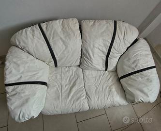 Divano due posti 150x90x70 ca.