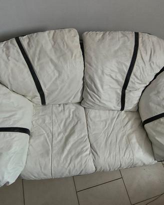 Divano due posti 150x90x70 ca.