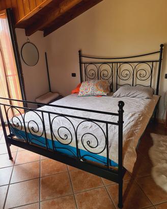 Letto matrimoniale doghe e materasso  
