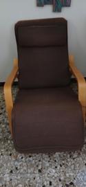 Poltrona a dondolo con struttura in legno marrone